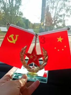 吴磊巴黎时装周生图掉落,穿深V不惧怼脸拍,长大衣更是神来之笔